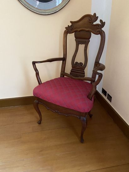 Fauteuil en bois sculpté à dossier ajouré...
