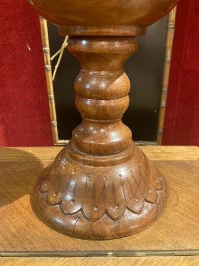 Vase en bois sculpté à décor de feuillage

Col...