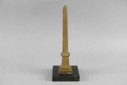 Obélisque en laiton

Haut. : 20 cm
