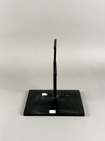 Socle noir en métal 

Haut. : 15 cm ; Larg....