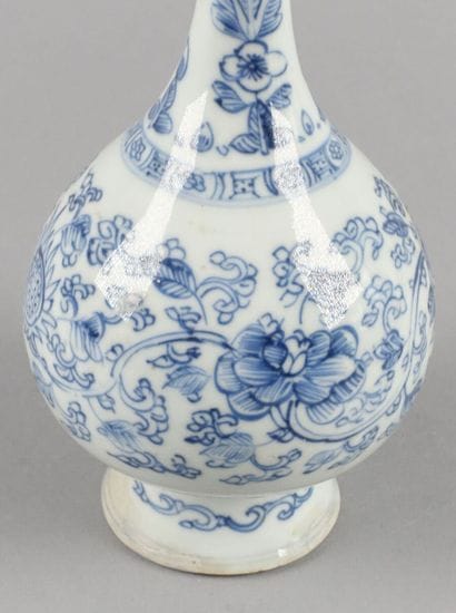 Aspersoir en porcelaine à décor fleuri bleu...