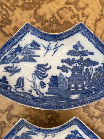 CHINE

Deux coupes en forme d'éventail en...