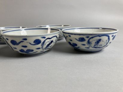 CHINE

Huit petits bols en porcelaine à décor...