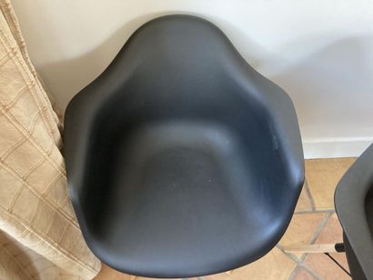 Dans le goût d'Eames

Quatre fauteuils en...