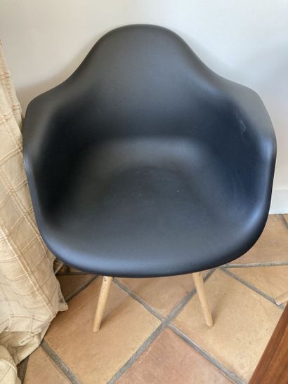 Dans le goût d'Eames

Quatre fauteuils en...