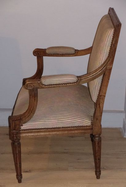 Paire de fauteuils en bois naturel mouluré...