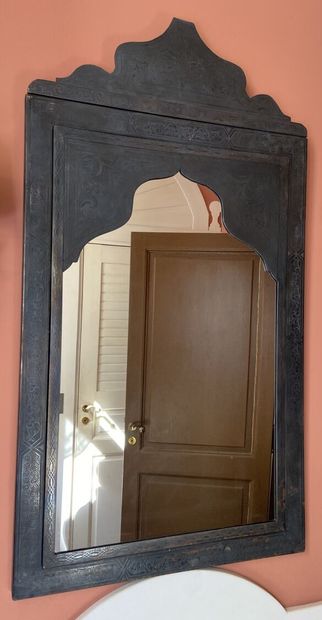 Miroir en métal gravé, la vue en ogive orientale

Haut....