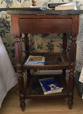 Table de chevet en acajou ouvrant par un...