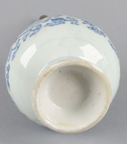 Aspersoir en porcelaine à décor fleuri bleu...