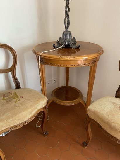 Guéridon tripode à deux plateaux en bois...
