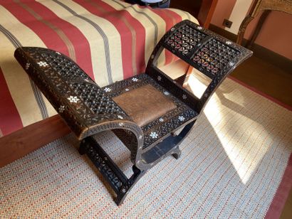 Tabouret curule à larges accotoirs ajourés...