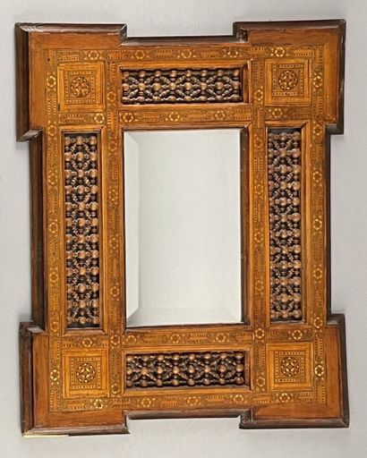 Deux miroirs biseautés dans un encadrement...