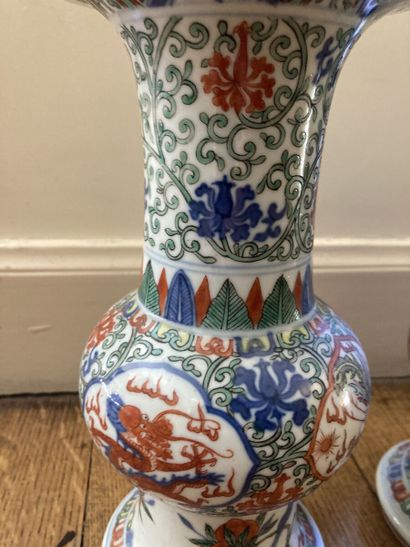 CHINE 

Paire de vases cornets en porcelaine...