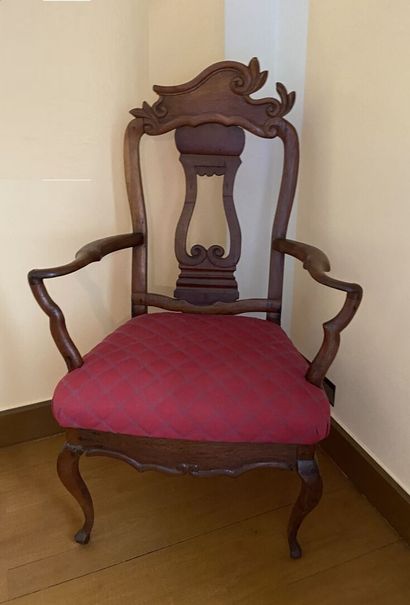 Fauteuil en bois sculpté à dossier ajouré...
