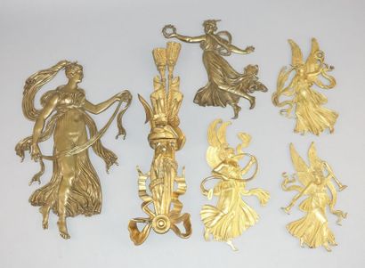 Six éléments d'applique décoratifs en bronze...