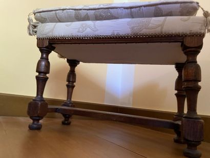 Tabouret en bois tourné, les pieds en balustre...
