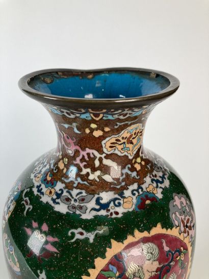 JAPON - Début du XXe siècle

Paire de vases...