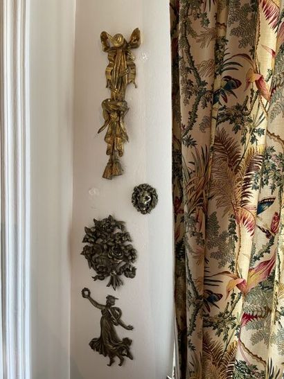 Six éléments d'applique décoratifs en bronze...