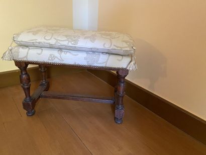 Tabouret en bois tourné, les pieds en balustre...