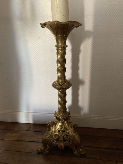 Pique-cierge tripode en bronze doré reposant...
