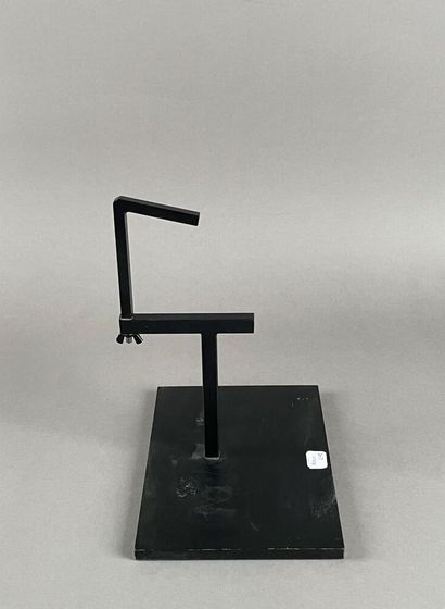 Socle noir en métal 

Haut. : 15 cm ; Larg....