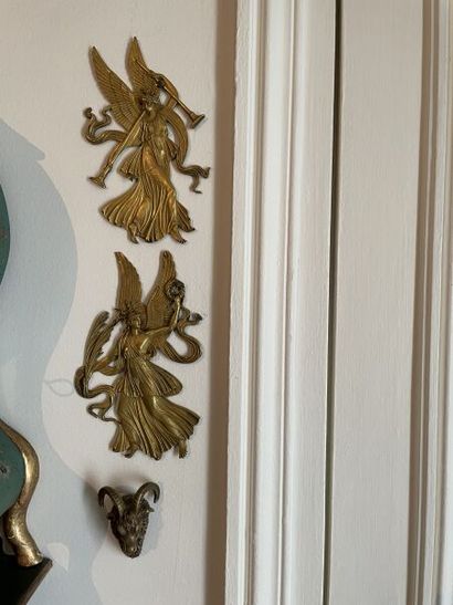 Six éléments d'applique décoratifs en bronze...