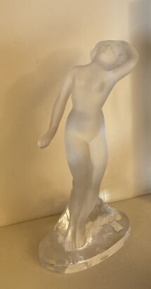 LALIQUE FRANCE

Femme nue au bras levé

Épreuve...