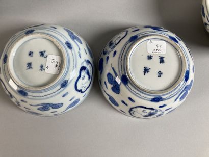 CHINE

Huit petits bols en porcelaine à décor...