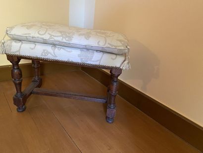 Tabouret en bois tourné, les pieds en balustre...