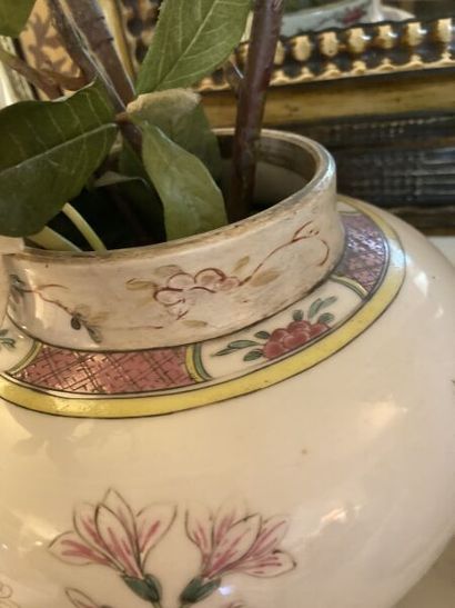 CHINE, XIXe siècle

Paire de vases en porcelaine...