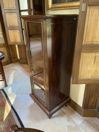 Vitrine en acajou et placage d'acajou, les...
