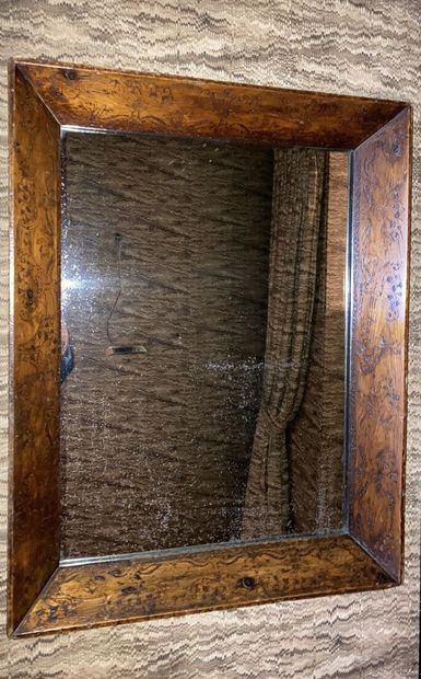 Miroir à cadre rectangulaire en bois gravé...