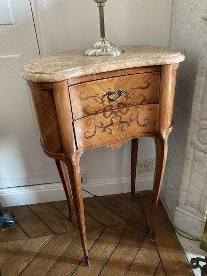Paire de petites tables de forme rognon en...