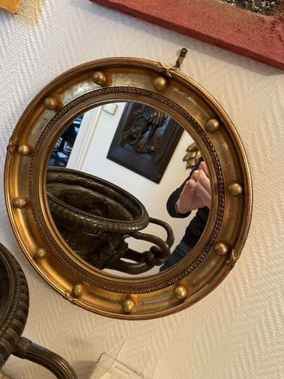 Miroir circulaire dans un encadrement en...