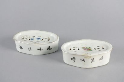 CHINE, vers 1900

Deux petits boîtes en porcelaine...