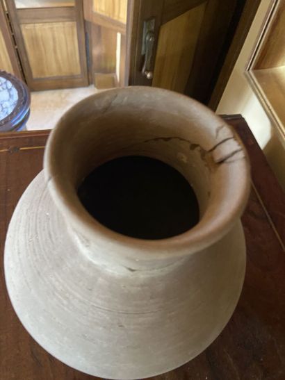 Vase balustre en terre cuite reposant sur...