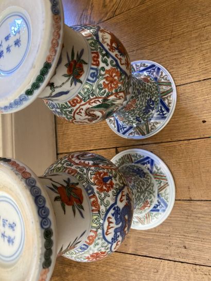 CHINE 

Paire de vases cornets en porcelaine...