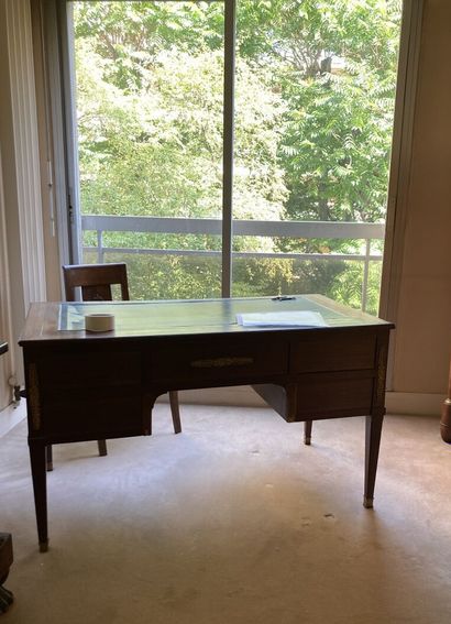 Bureau plat en acajou, le plateau garni de...