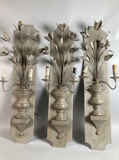 Suite de trois appliques en métal laqué gris...