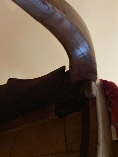Fauteuil en bois sculpté à dossier ajouré...