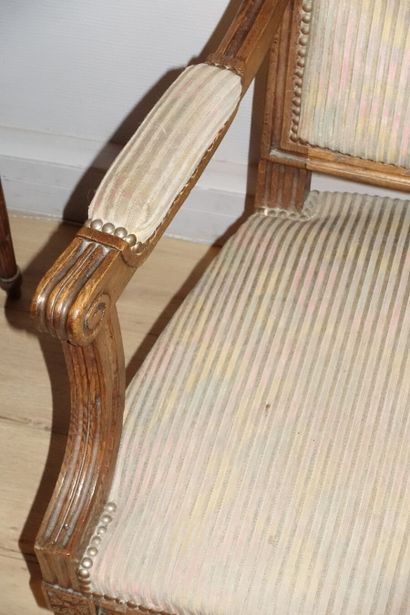 Paire de fauteuils en bois naturel mouluré...