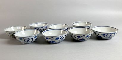 CHINE

Huit petits bols en porcelaine à décor...