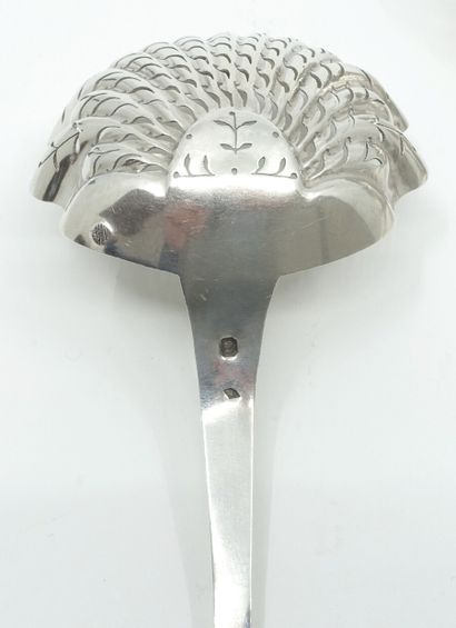 Deux cuillers à saupoudrer en argent 950...