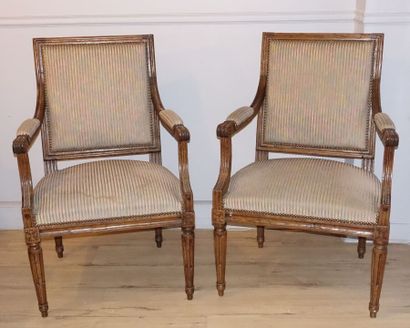 Paire de fauteuils en bois naturel mouluré...