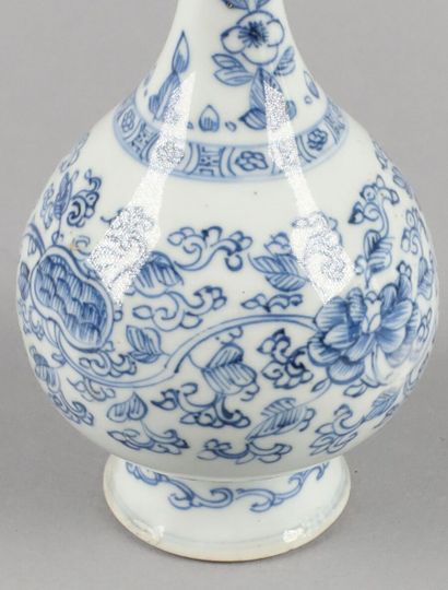 Aspersoir en porcelaine à décor fleuri bleu...