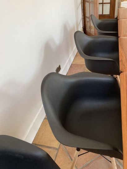 Dans le goût d'Eames

Quatre fauteuils en...