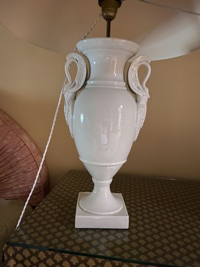 Lampe en porcelaine blanche de forme balustre,...