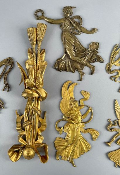 Six éléments d'applique décoratifs en bronze...
