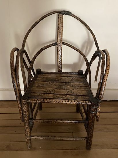Fauteuil de bureau en bois recourbé et gravé...
