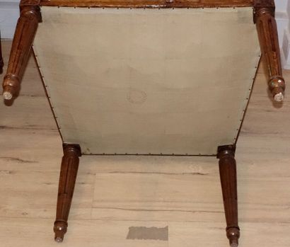 Paire de fauteuils en bois naturel mouluré...